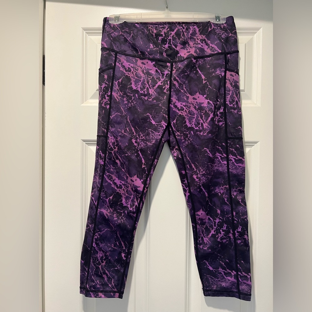 Women's Constantly Varied Gear 
Capri Leggings 
Purple Marble Leggings- Size M